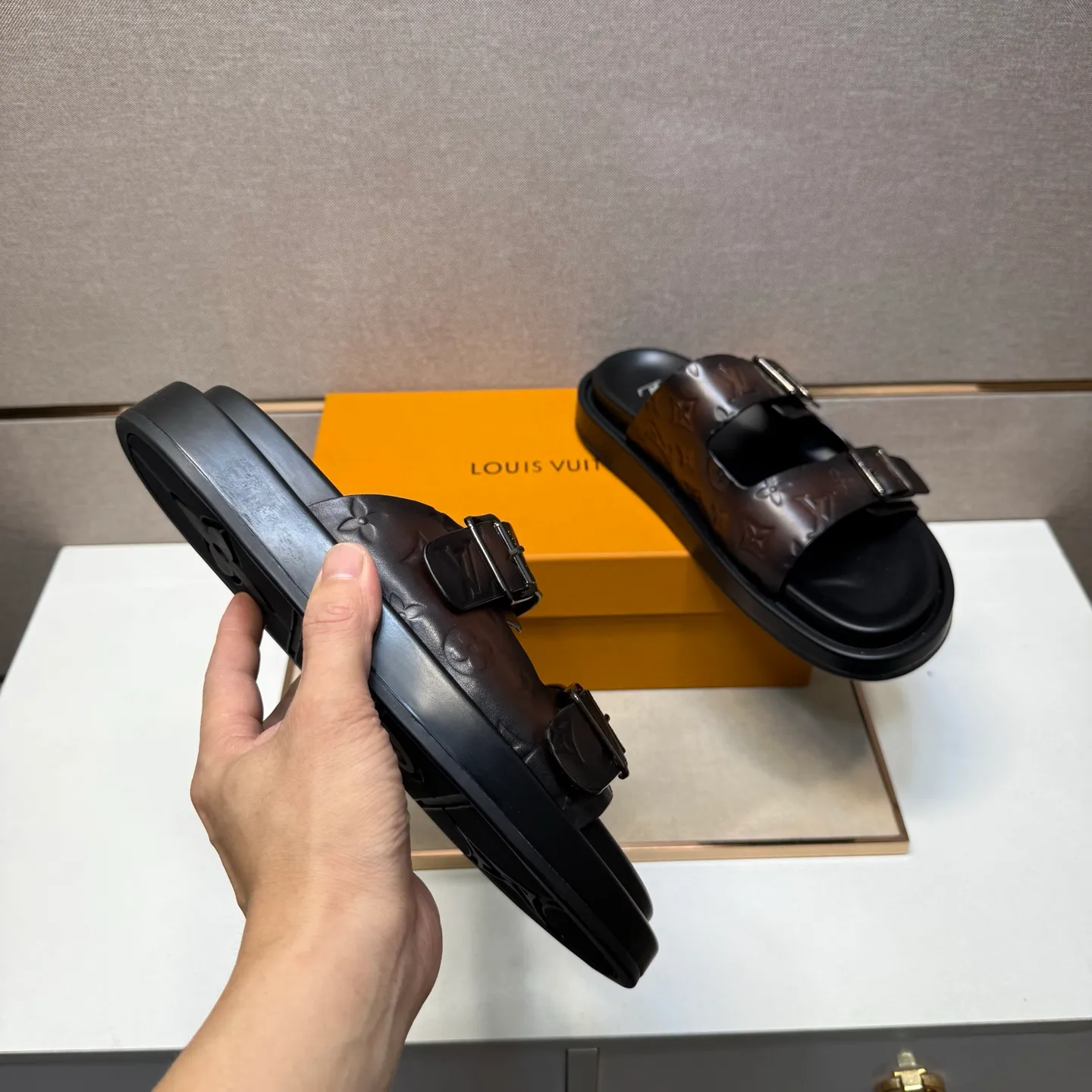 ⬛️Men's shoes 💰p400 [LV～] Men's casual slippers 2025z cabinet sales simultaneously 🔶Size: 39-44#️⃣ 🔷2 colors🔜The upper is made of cowhide stitching➕Genuine leather lining, comfortable and breathable, sole: original comfortable and wear-resistant outsole, ⚠️Real 📱Photographed🎬The real thing is better📢📢📢
